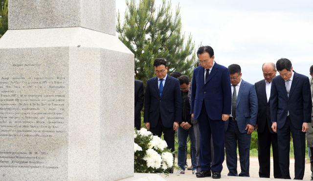 지난달 30일 김관용 경북도지사 등 경북도 사절단이 러시아 우수리스크에 있는 독립운동가 이상설 선생 유허비를 방문, 참배하고 있다. 경북도 제공