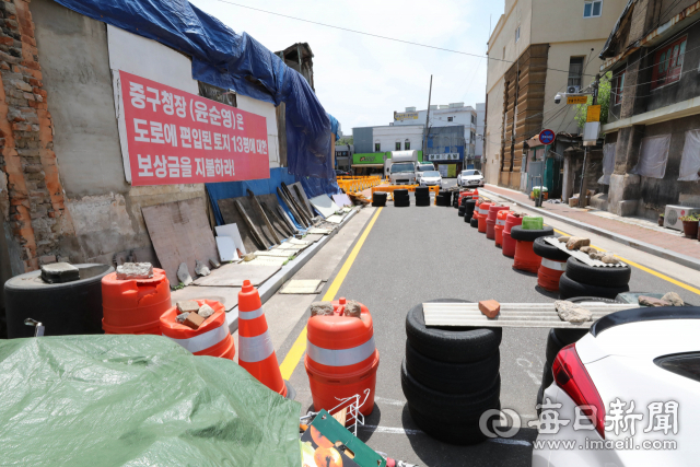 대구 북성로 우회도로가 준공을 앞두고 한 지주가 추가 보상금을 요구하며 도로를 막는 등 실력행사에 나서 논란이 되고 있다. 정운철 기자 woon@msnet.co.kr