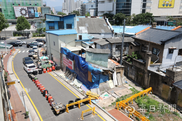 대구 북성로 우회도로가 준공을 앞두고 한 지주가 무리한 보상금을 요구하며 도로를 막는 등 실력행사에 나서 논란이 되고 있다. 정운철 기자 woon@msnet.co.kr