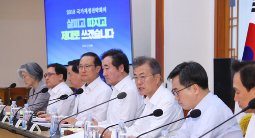 문재인 대통령이 지난달 31일 오후 청와대에서 열린 국가재정전략회의에서 발언하고 있다. 왼쪽부터 강경화 외교부 장관, 유영민 과학기술정보통신부 장관, 김상곤 사회부총리 겸 교육부 장관, 더불어민주당 홍영표 원내대표, 이낙연 국무총리, 문 대통령, 김동연 경제부총리 겸 기획재정부 장관. 연합뉴스