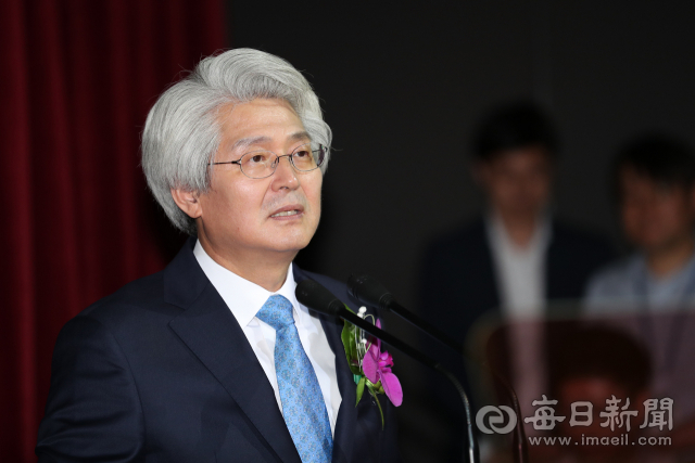 지난해 5월 31일 오후 대구 북구 칠성동 대구은행 제2본점에서 열린 제3대 DGB금융그룹 회장 취임식에서 김태오 신임 DGB금융지주회장이 취임사를 하고 있다. 정운철 기자 woon@msnet.co.kr
