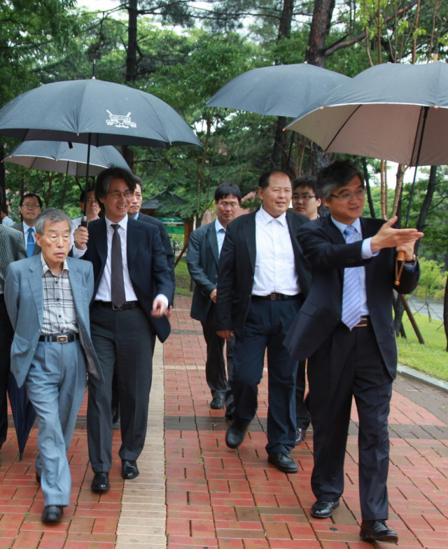이상희(86·맨 왼쪽) 전 대구시장이 홍덕률 대구시교육감 후보의 안내를 받으며 대구대를 둘러보고 있다. 이 전 시장과 홍 후보는 대구대 재단이사장과 총장으로 만나 인연을 이어오고 있다. 홍덕률 후보 캠프 제공