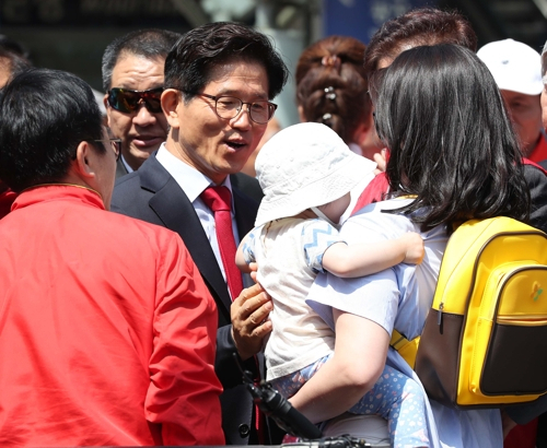자유한국당 김문수 서울시장 후보가 31일 오전 서울역에서 열린 출정식에서 시민들에게 인사하고 있다. 연합뉴스