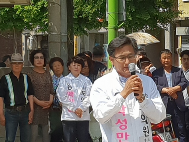 박성만 후보가 유세 도중 눈시울을 붉히고 있다. 마경대 기자