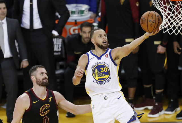 NBA 2연패를 달성한 골든스테이트 워리어스의 스테픈 커리(오른쪽). 연합뉴스
