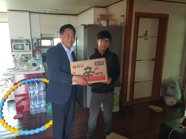 농협 김천시지부(지부장 김한주)와 동김천지점(지점장 이상훈), 김천 드림밸리지점(지점장 이병주) 직원들로 구성된 NH농협김천봉사단(단장 백창민)은 지난달 28일 김천시 평화동과 모암동에 도움이 필요한 총 6개 가구에 물품지원 및 방문 봉사활동을 진행했다.