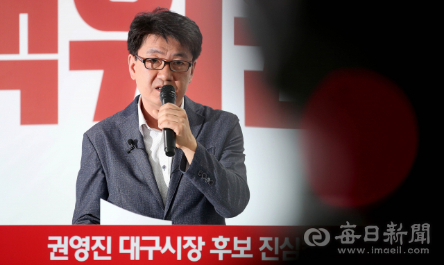 입장발표 하는 권영진 대구시장 후보 선거 캠프 장원용 대변인