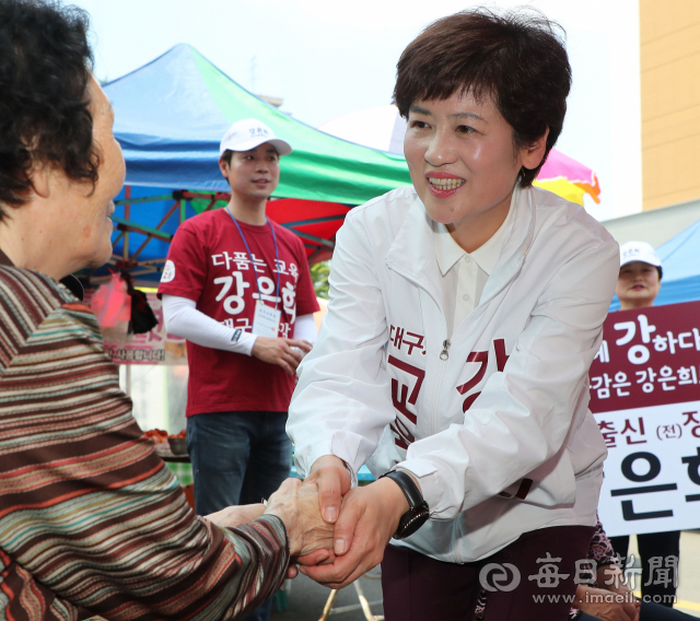 강은희 대구시교육감 후보가 선거운동 기간 동구 반야월시장에서 상인들과 인사를 하며 지지를 부탁하고 있다. 성일권 기자 sungig@msnet.co.kr