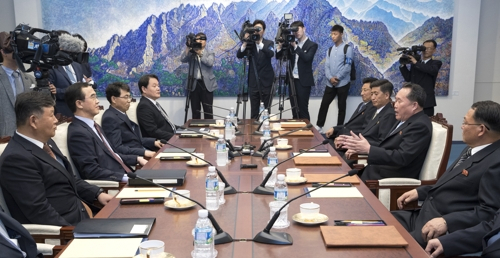 조명균 통일부 장관(왼쪽 두번째)과 리선권 조국평화통일위원회 위원장(오른쪽 두번째) 등이 참석한 가운데 1일 오전 판문점 평화의집에서 