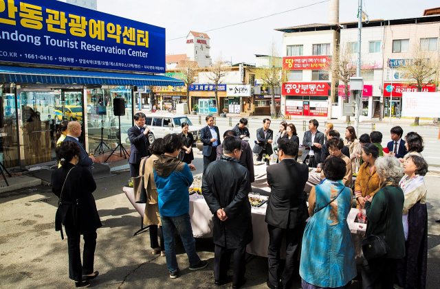 안동관광두레공동체 (주)버스로기획은 지난 4월 안동역광장 한켠에 안동관광예약센터를 문을 열고 지역을 찾는 관광객들이 특색있는 관광을 즐길 수 있도록 다양한 상품을 개발하고 있다. 안동관광두레 제공