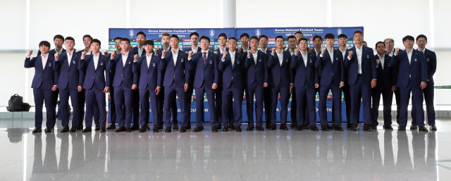 2018 러시아 월드컵에 출전하는 한국 축구대표팀이 3일 인천국제공항에서 전지훈련 캠프인 오스트리아로 출국하기 전 파이팅을 외치며 기념촬영 하고 있다. 연합뉴스