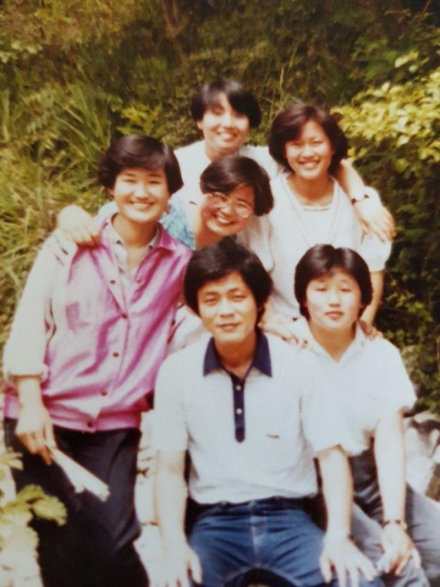 1985년 구미 금오산 자연학습원으로 간 봄소풍에서. 오른쪽 맨뒤가 곽미정 씨. 사진 맨 아래 가운데가 이찬교 후보.