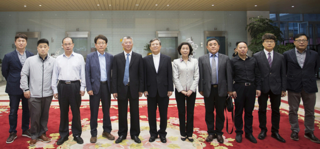 매일신문 대표단의 이상택 사장(가운데)과 닝보미디어그룹 장쉬찬 사장(왼쪽에서 다섯 번째)이 지난달 31일 상호교류 및 사업발굴 협력에 관해 논의한 후 기념촬영을 했다. 닝보일보 제공