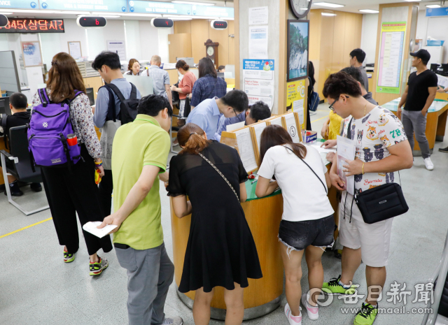 대구출입국·외국인사무소가 오는 2020년 동구 신서혁신도시에 신청사를 건립할 전망이다. 동구 검사동 현 청사는 1991년 건립돼 폭증하는 민원 수요를 감당하기 어렵다는 비판이 많았다. 매일신문DB