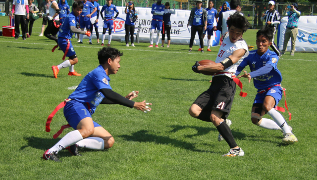 지난 2일 대구 강변축구장에서 열린 2018 한국오픈 국제플래그풋볼대회 일본의 리버사이드 갬블러와 태국 방콕플래그풋볼 클럽 간의 결승전 모습. 일본 리버사이드 갬블러가 34대27로 이기고 우승을 차지했다. 대한플래그풋볼연맹 제공