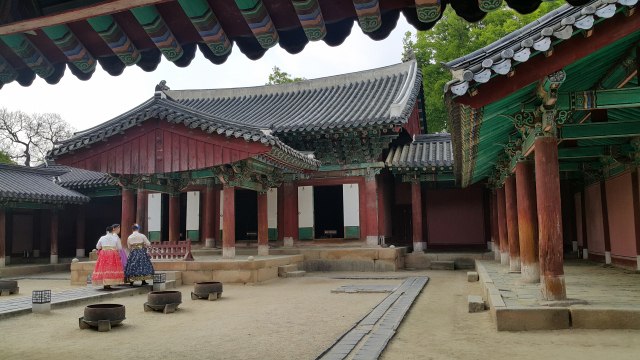 태조 이성계 어진을 모신 경기전 정전의 중후한 모습.