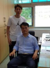 문경구 후보와 제자 김명수 씨가 최근 경산여고에서 만나 찍은 사진
