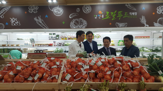 농업회사법인 파머스클럽 윤정호(맨 왼쪽) 대표가 