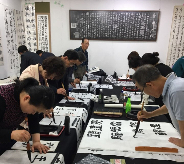 성주문화원 서예교실 한문반 수업 장면. 성주문화원 제공