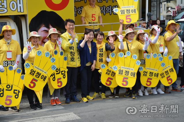 심상정 정의당 공동선대위원장이 5일 오후 경산시장 입구에서 박창호 경북도지사 후보와 엄정애 경산시의원 지지를 호소하고 있다. 김진만 기자