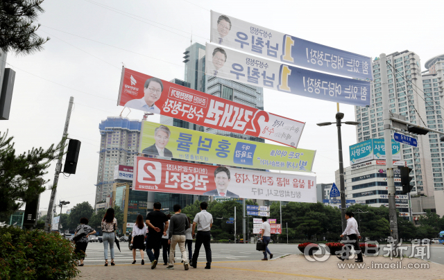 6·13 지방선거를 앞두고 후보들의 홍보 현수막이 거리에 난립하고 있어 미관 저해 및 안전사고의 우려가 제기되고 있다. 5일 오후 대구 범어네거리에 선거 홍보 현수막이 어지럽게 붙어 있다. 김영진 기자 kyjmaeil@msnet.co.kr
