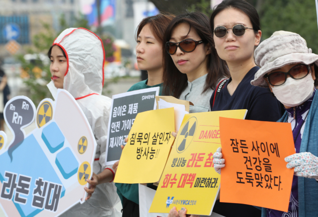 5일 오후 정부서울청사 앞에서 대진침대 라돈 피해자 온오프라인 통합 모임 주최로