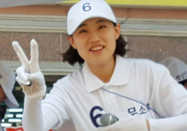 정희양이 유세차량에서 선거 홍보를 하고 있다. 마경대 기자