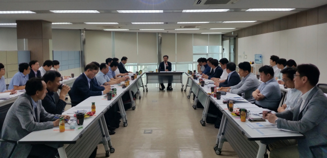 K-water 낙동강권역부문이 지난 5일 댐·보 시설물의 홍수 및 녹조 대비 운영 상황 최종 점검 회의를 하고 있다. K-water 제공