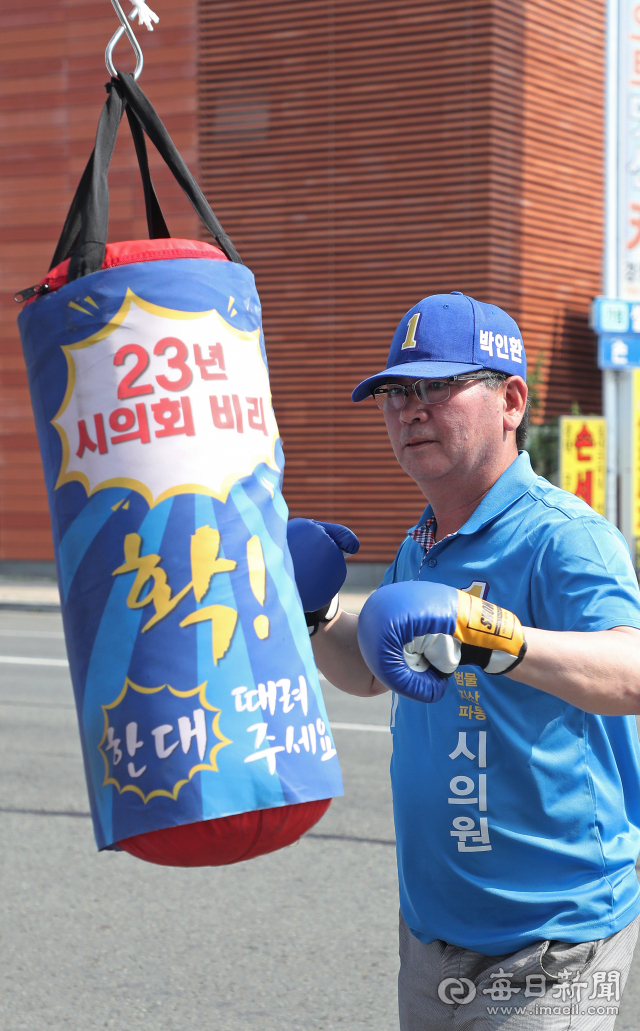 대구시의원에 출마한 박인환 후보가 6일 선거 유세차량에