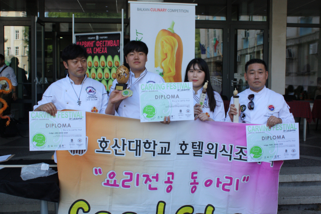 호산대 학생들의 수상소식이 이어지고 있다. 사진은 지난달 불가리아에서 열린 국제카빙페스티벌 호산대 호텔외식조리과 학생들의 수상 모습. 호산대 제공
