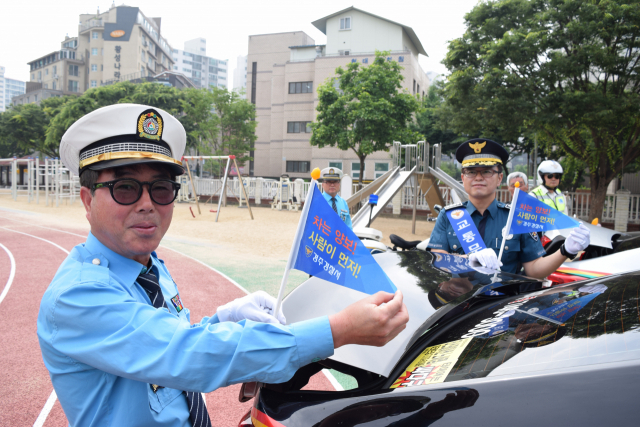 경주경찰서와 경주모범운전자회는 교통안전 깃발을 차량에 부착, 교통사고 홍보에 나섰다. 경주경찰서 제공