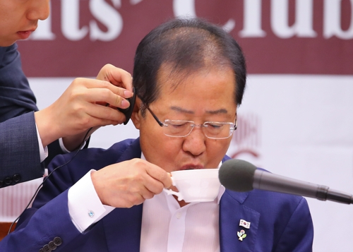홍준표 자유한국당 대표가 7일 오전 서울 중구 태평로 프레스센터에서 열린 서울외신기자클럽 초청 간담회에서 인사말을 마친 뒤 차를 마시고 있다.연합뉴스
