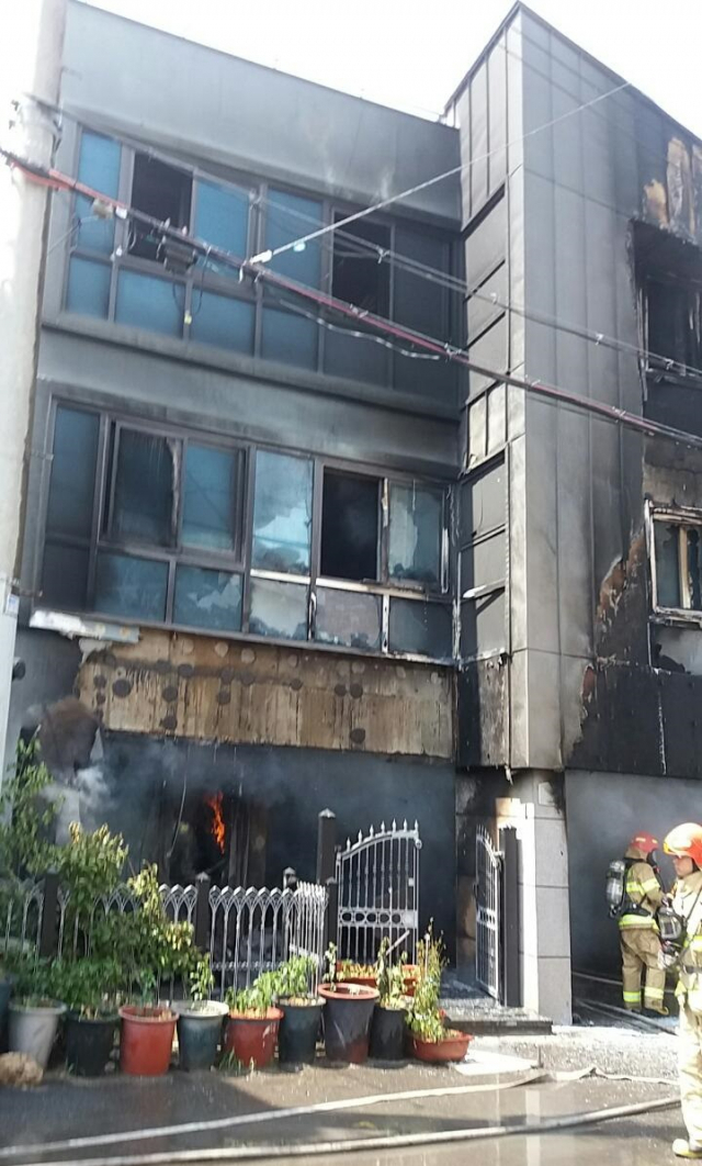 7일 오후 1시 40분쯤 대구 동구 지저동의 한 빌라 건물에서 불이 났다. 대구 동부소방서 제공.