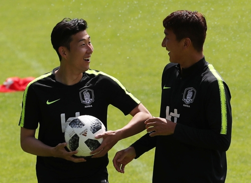 (레오강=연합뉴스) 한종찬 기자 = 2018 러시아월드컵에 출전하는 축구대표팀 손흥민과 정우영이 8일 오후(현지시간) 오스트리아 레오강 슈타인베르크 스타디온에서 훈련에 앞서 이야기를 나누고 있다 2018.6.8 연합뉴스