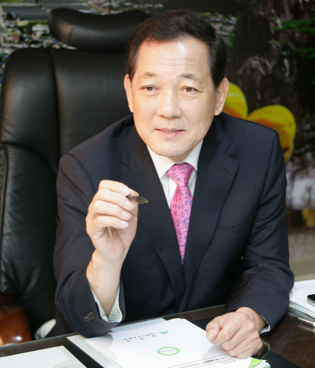 민선 5, 6기 성주군호(號)를 이끈 김항곤 성주군수가 재선을 끝으로 평범한 성주군민으로 돌아간다. 김 군수는 재임 중 성주 모든 발전의 원동력이 될 