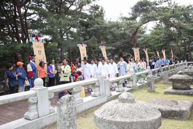 성주생명문화축제에 앞서 세종대왕자태실 현장에서 열린 생명문화선포식. 세종대왕 당시 서울 창경궁 교태전에서 봉출된 세종대왕자태는 안태사에 의해 이곳으로 옮겨졌다. 성주군 제공