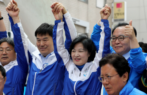 더불어민주당 추미애 대표(가운데)가 9일 오전 대구 동성로에서 지방선거에 나서는 후보들과 함께 시민들에게 지지를 호소하고 있다. 김영진 기자 kyjmaeil@msnet.co.kr