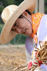 김장주 전 경상북도 행정부지사가 지난 9일 지인들과 영천시 청통면에서 마늘수확 자원봉사를 하고 있다.