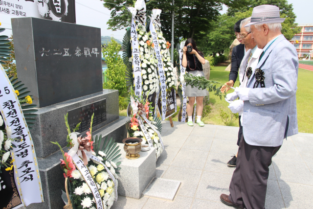 8일 청도 이서중학교에서 열린 제14회 6·25 참전 전몰 학도병 추모식에서 생존해 있는 참전 전우들이 헌화하고 있다. 이서중 제공