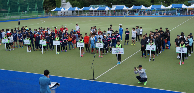 제3회 대구시하키협회장배 전국생활체육하키대회가 9, 10일 이틀간 대구하키경기장에서 열렸다. 10일 개회식 모습. 대구시하키협회 제공