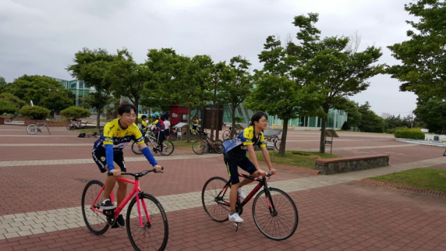 안동지역 중학교 교사와 학생으로 구성된 사제동행 라이딩단이 10일 부산에 있는 낙동강하구둑인증센터를 마지막으로 389km 낙동강 완주를 성공했다. 안동교육지원청 제공