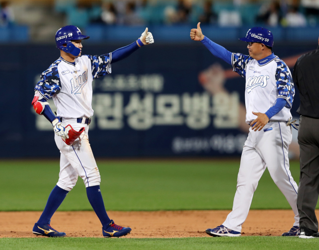 10일 대구삼성라이온즈파크에서 열린 2018 KBO리그 삼성 라이온즈와 LG 트윈스의 경기에서 삼성 박해민이 7회말 2사 만루에서 싹쓸이 3타점 2루타를 치고 박재현 코치와 세레모니를 펼치고 있다. 6월 호국보훈의 달을 맞아 삼성이 이날 첫선을 보인 밀리터리 유니폼이 눈길을 끈다. 박해민은 5타수 3안타 3타점 2득점의 맹활약을 펼치며 팀의 12대3 대승을 이끌었다. 삼성 라이온즈 제공