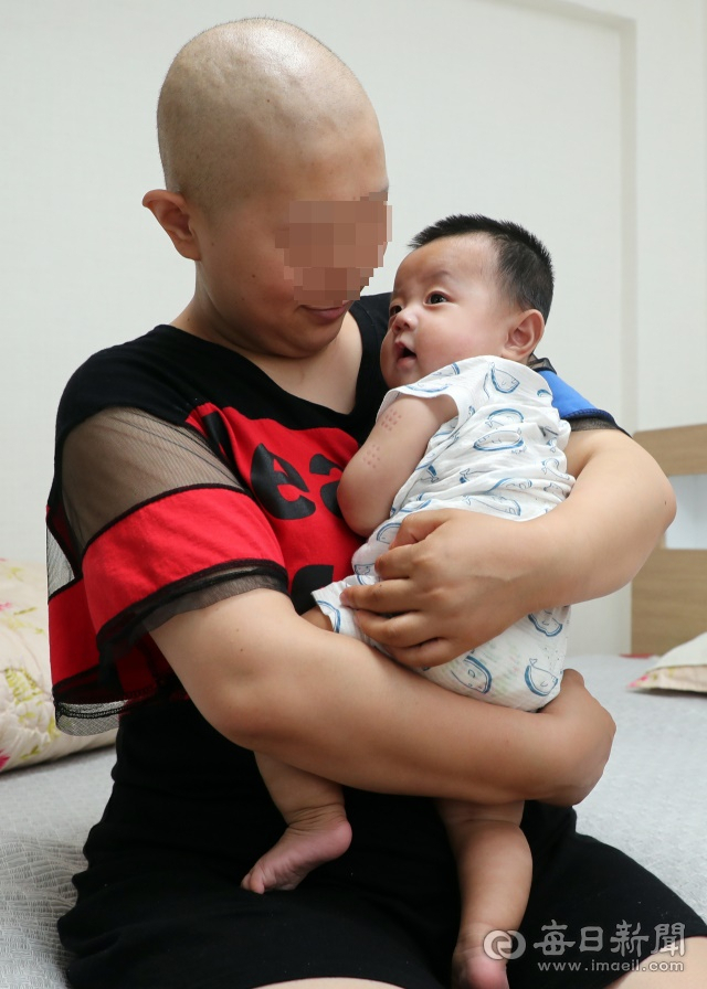 국제결혼으로 한국에 온 중국 출신 한메이링(가명·26) 씨는 난소암 3기로 수술을 받고 항암치료 중이다. 임신 5개월차에 암 진단을 받았지만 수술을 미뤄 아들 권수호 군을 지켰다. 성일권 기자 sungig@msnet.co.kr