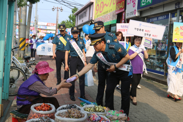 경주경찰서는 지역 여성단체들과 함께 