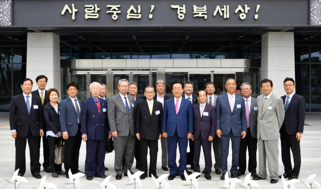 11일 경북도청을 방문한 재일본 경북도도민회 전·현직 회장단이 김관용 경북도지사와 기념사진을 찍고 있다. 경북도 제공