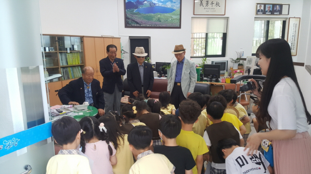 어린이들이 학도의용군 전승기념관을 찾아 전쟁에 참가했던 노병으로부터 당시 상황을 설명 듣고 있다. 포항시 제공