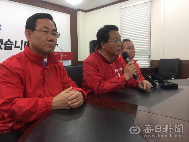 지난달 11일 지방선거를 앞두고 (왼쪽부터) 주호영, 김상훈, 윤재옥 자유한국당 대구시당 공동선거대책위원장이 대구시당에서 기자회견을 열고 