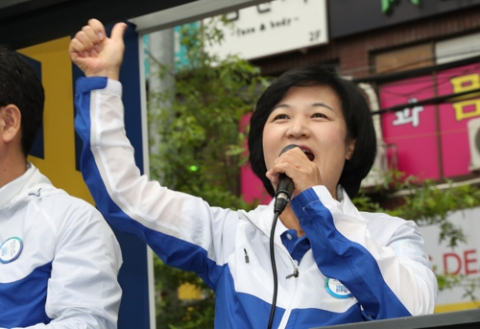 더불어민주당 추미애 대표가 11일 오후 서울 동작구에서 열린 지원유세에서 연설하고 있다. 연합뉴스