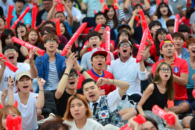 대구시민들이 2014 브라질월드컵 당시 대구 국채보상운동기념공원에서 우리나라 경기를 지켜보며 응원하고 있다. 매일신문DB