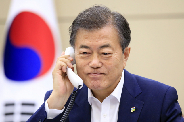 문재인 대통령이 11일 오후 청와대에서 싱가포르 북미 정상회담을 준비하고 있는 도널드 트럼프 미국 대통령과 통화하고 있다. 청와대 제공